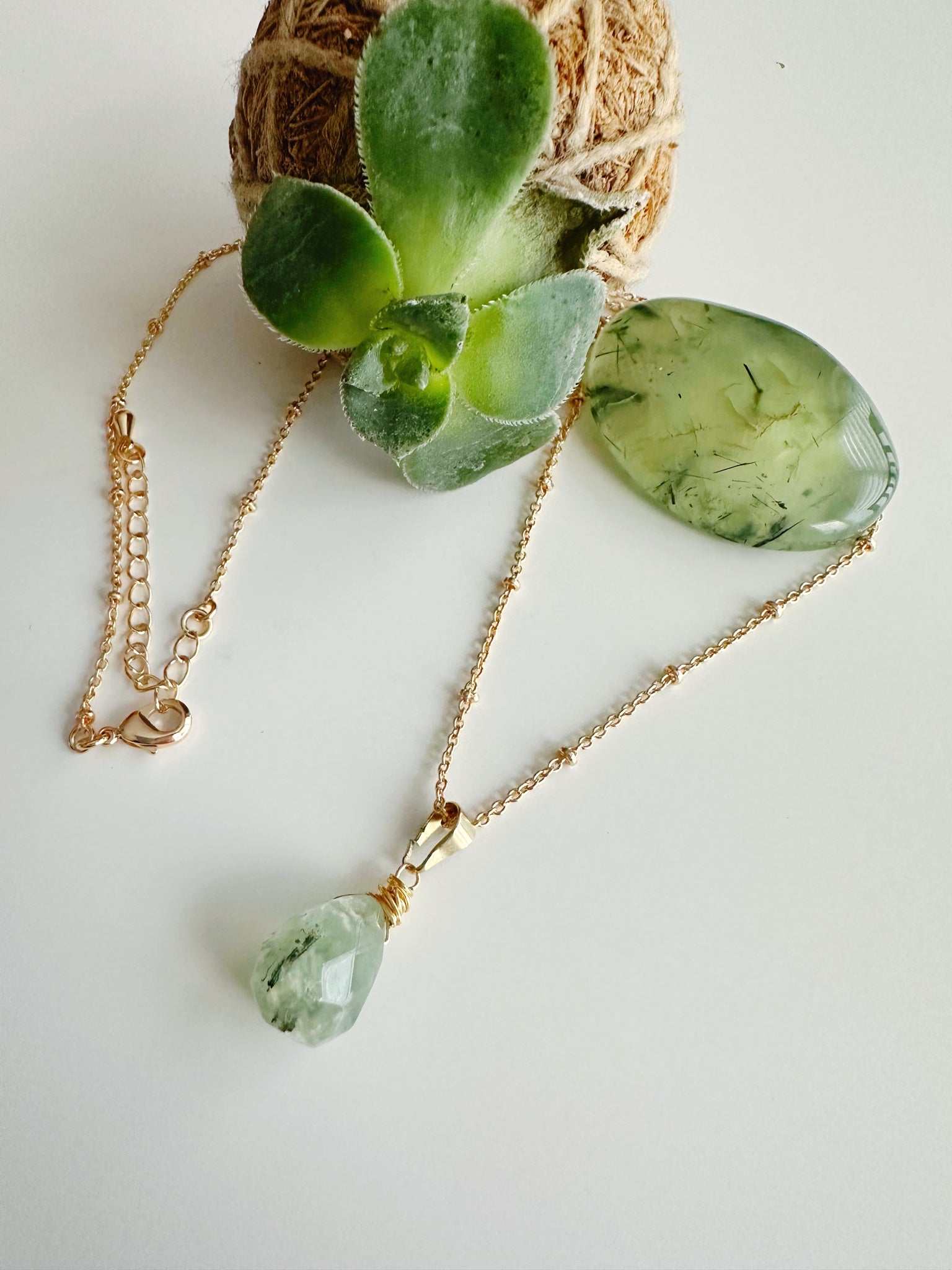 Collar Amuleto Prehnita. Incluye significado de su piedra y Packing para regalo