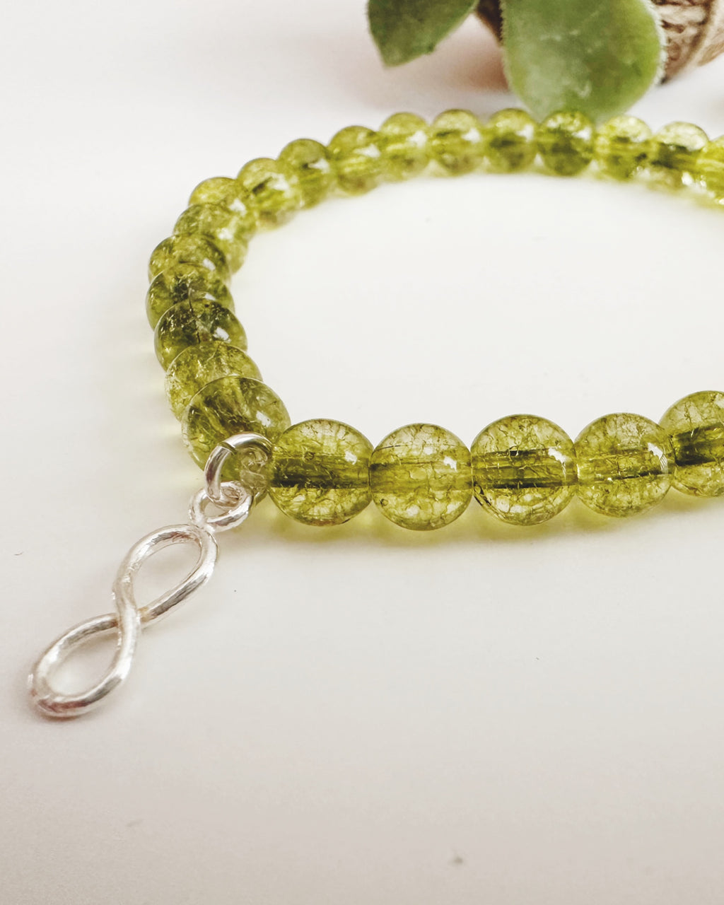 Pulsera de Plata 925 "Abundancia eterna" en piedra Peridoto. Incluye significado de su piedra y packing para regalo