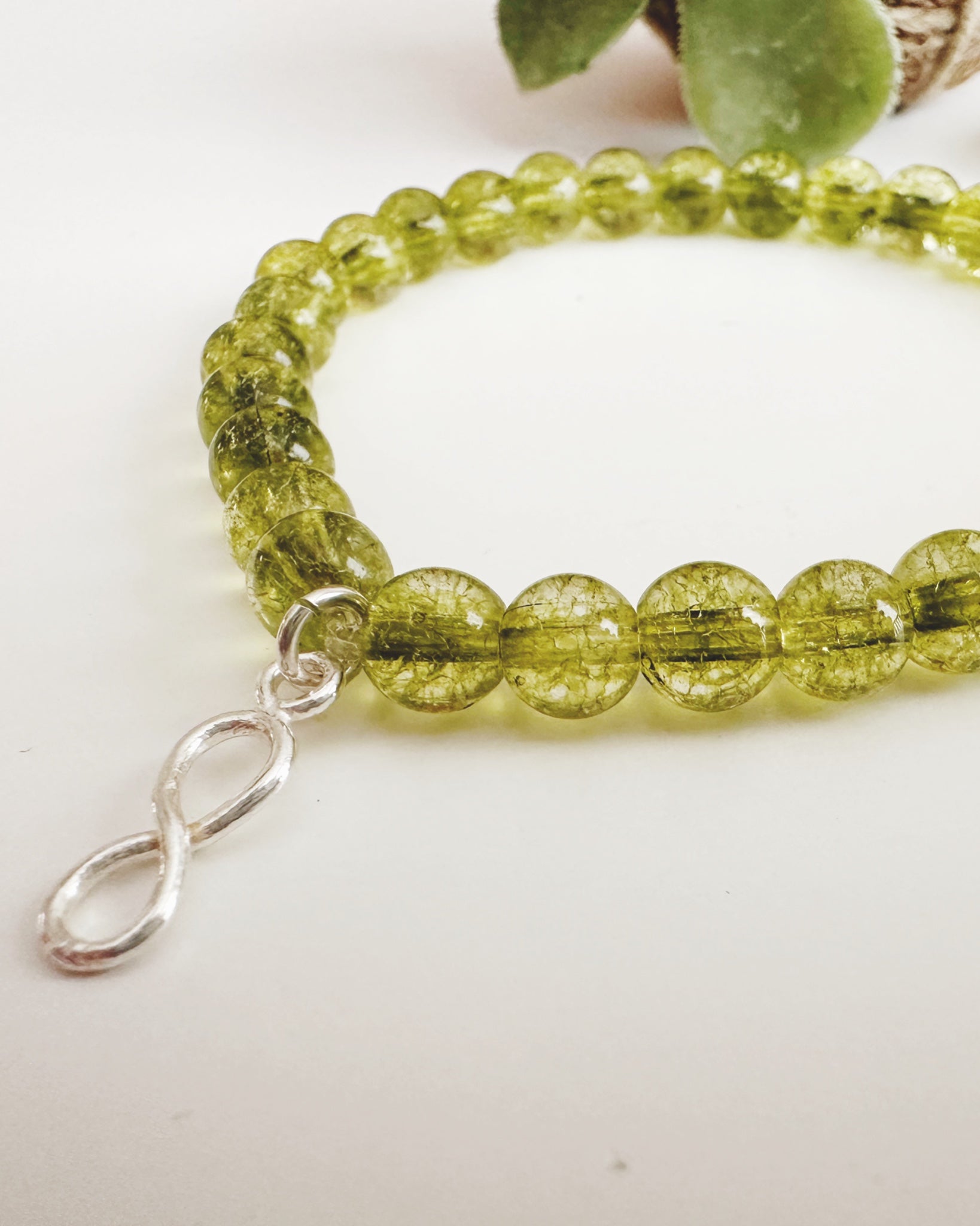 Pulsera de Plata 925 "Abundancia eterna" en piedra Peridoto. Incluye significado de su piedra y packing para regalo