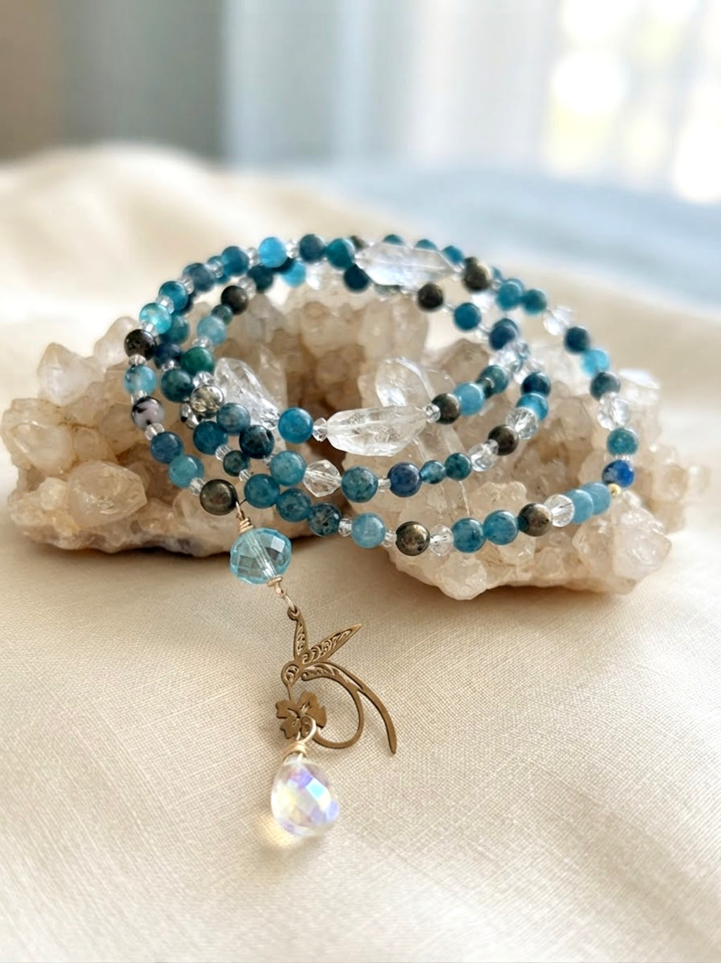 Collar “Cielo azul” en mix de piedras naturales azuladas. Enchape de Oro 18k