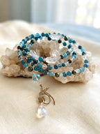 Collar “Cielo azul” en mix de piedras naturales azuladas. Enchape de Oro 18k
