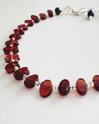 Pulsera silver en piedras Granate. Incluye significado y Packing para regalo