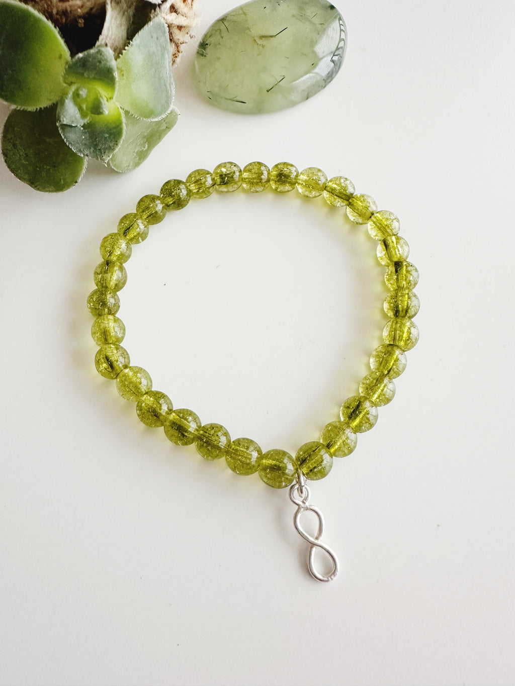 Pulsera de Plata 925 "Abundancia eterna" en piedra Peridoto. Incluye significado de su piedra y packing para regalo