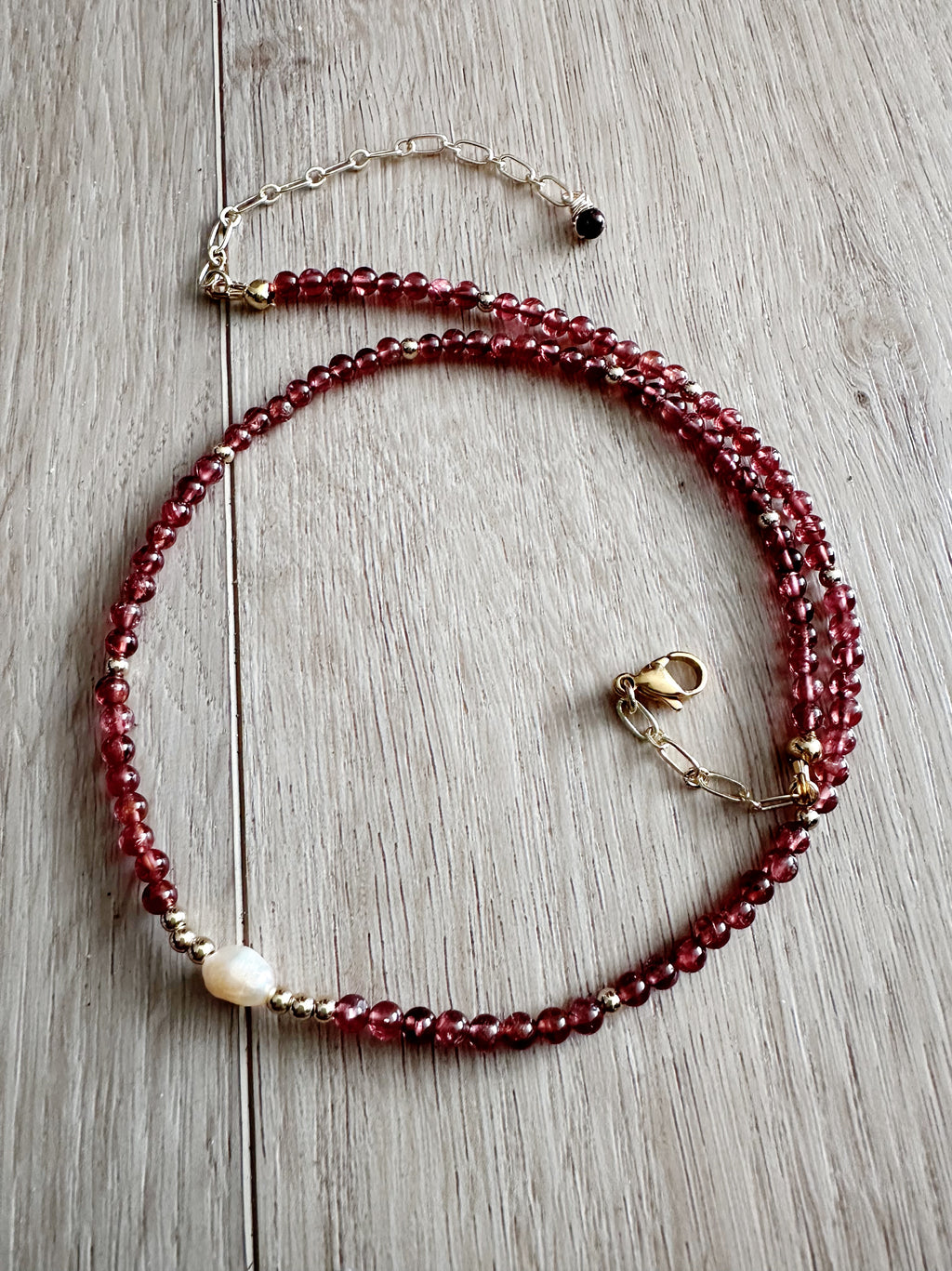 Collar "Fuerza del alma" en piedras Granate y perla natural. Enchape de Oro 18k
