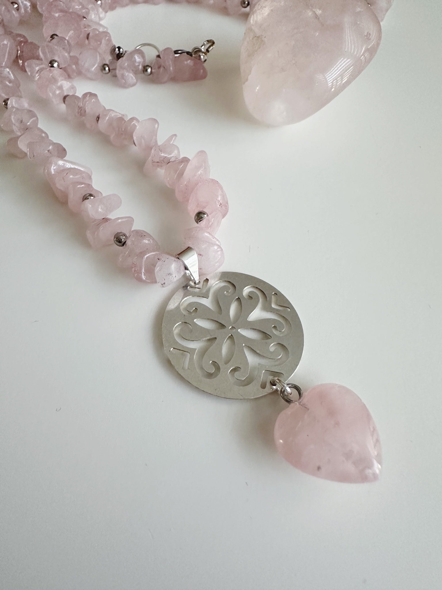 Collar Largo de Cuarzo Rosa “Energía del Corazón”