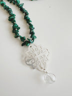 Collar Largo “ Raíz de cambio” en piedra Malaquita .