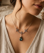 Collar trilogía "Protección Mística" Nudo de Bruja y piedra Labradorita