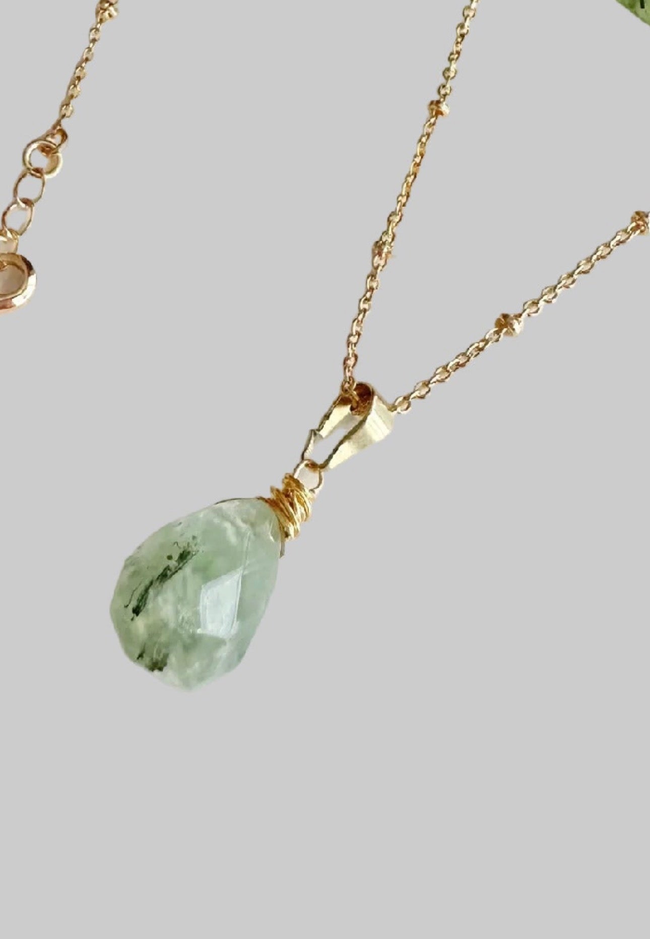 Collar Amuleto con Piedra Prehnita "Calma y Protección"