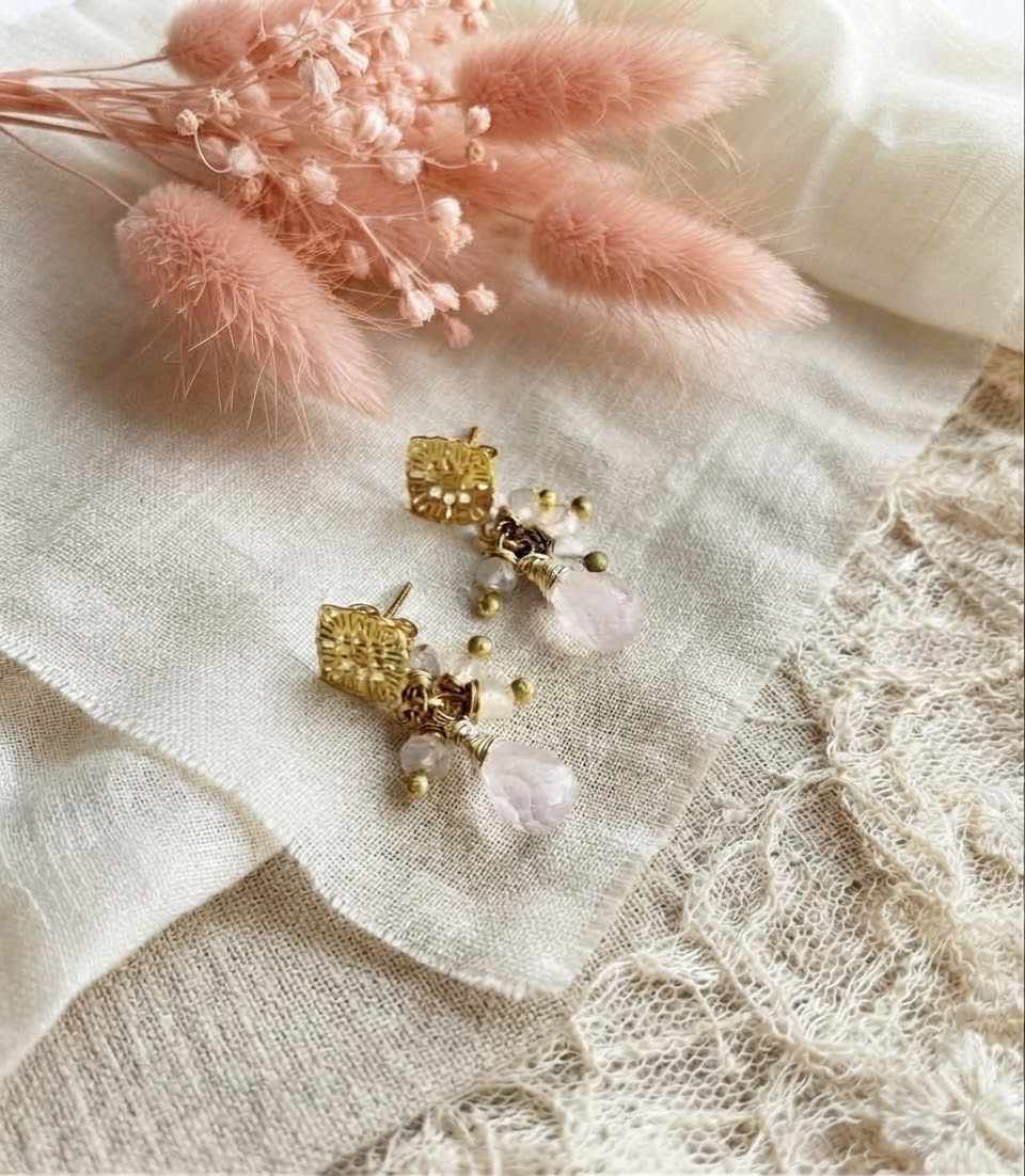 Aros "Susurros de Amor" en piedra Cuarzo Rosa. Enchape de Oro 18k