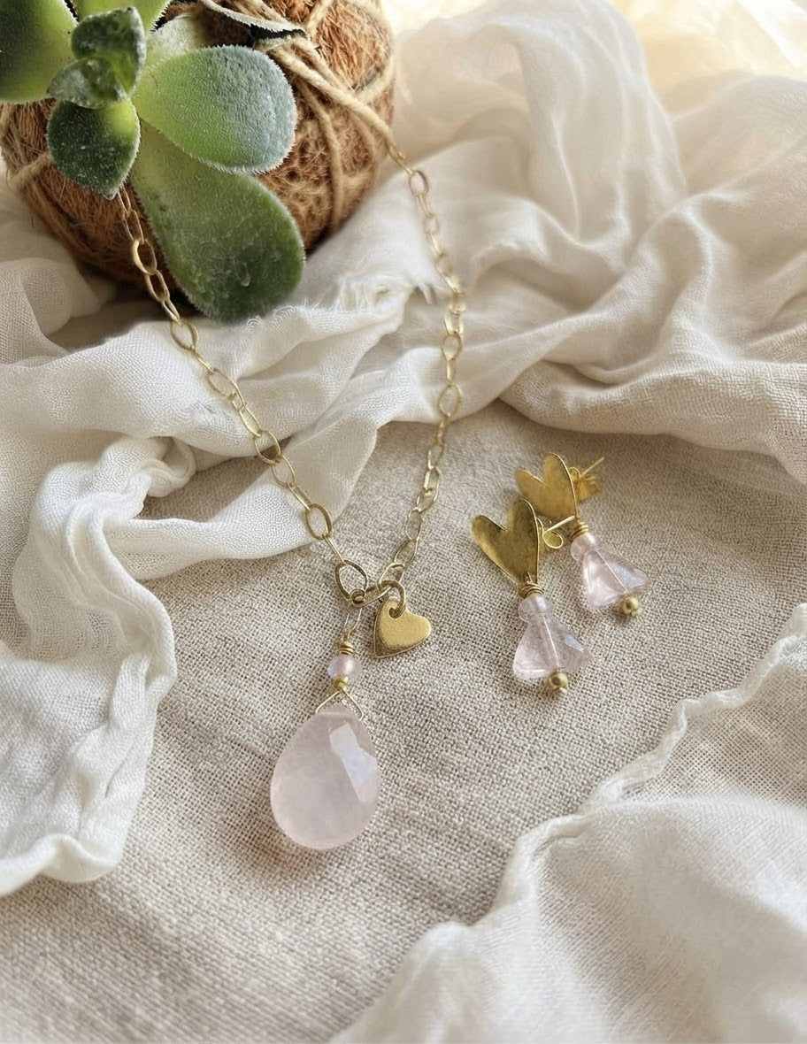 Conjunto "Amor" en piedras de Cuarzo Rosa. Enchape de Oro 18k
