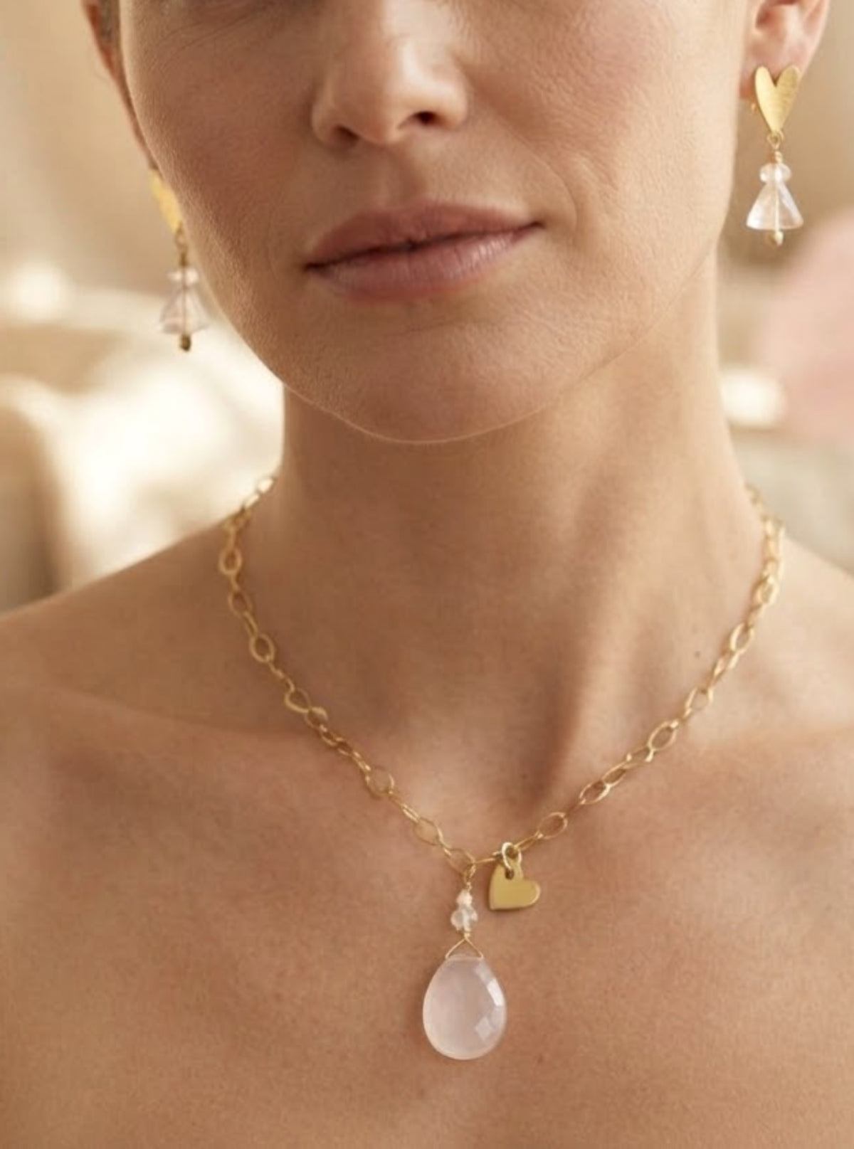 Conjunto "Amor" en piedras de Cuarzo Rosa. Enchape de Oro 18k
