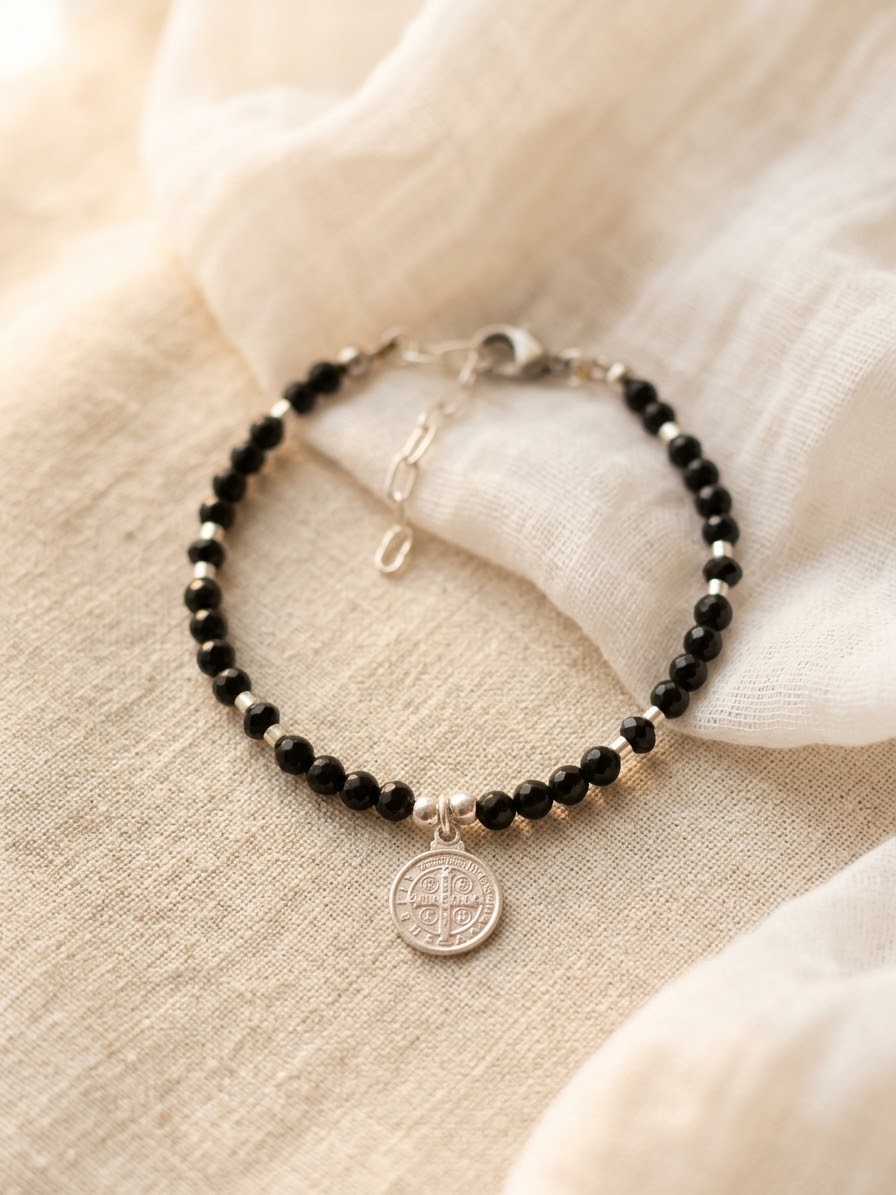 Pulsera “Protección San Benito” piedra Obsidiana. Enchape de Plata 950
