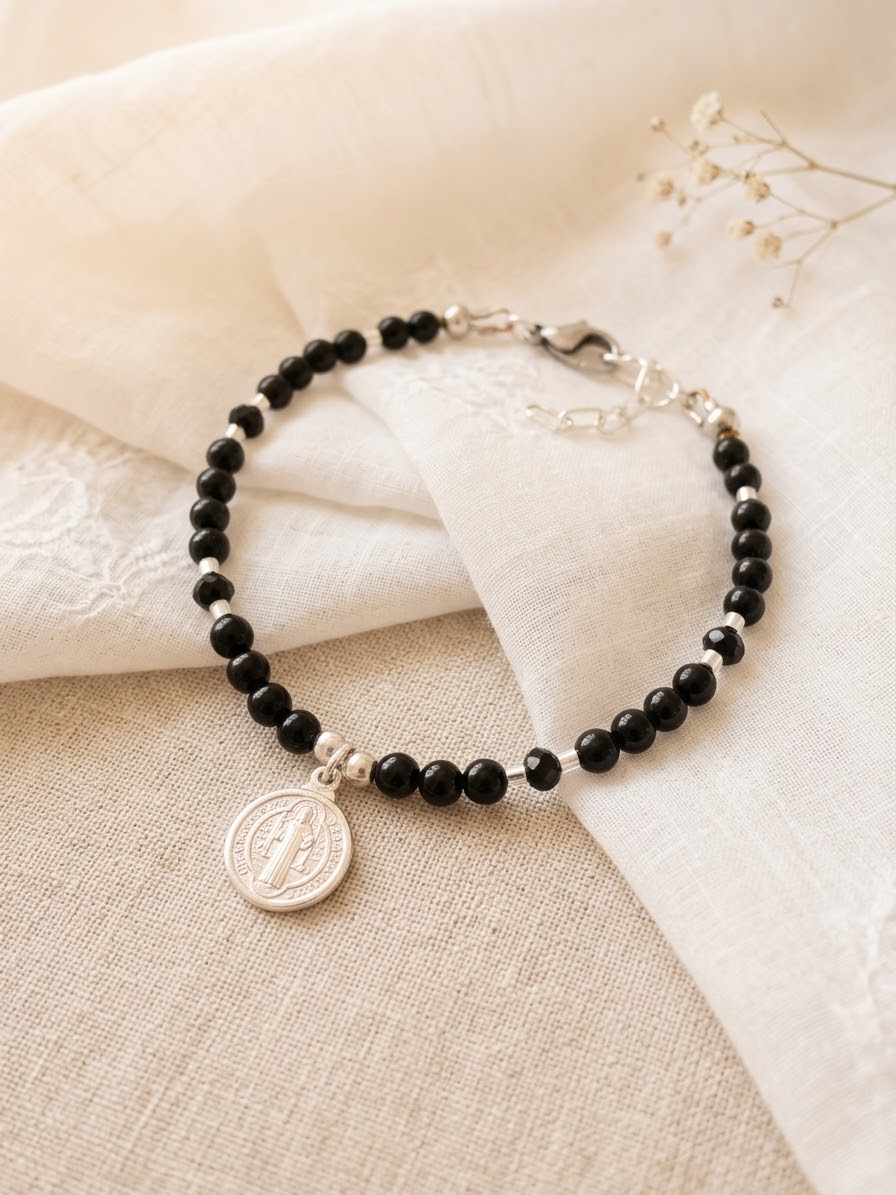 Pulsera “Protección San Benito” piedra Obsidiana. Enchape de Plata 950