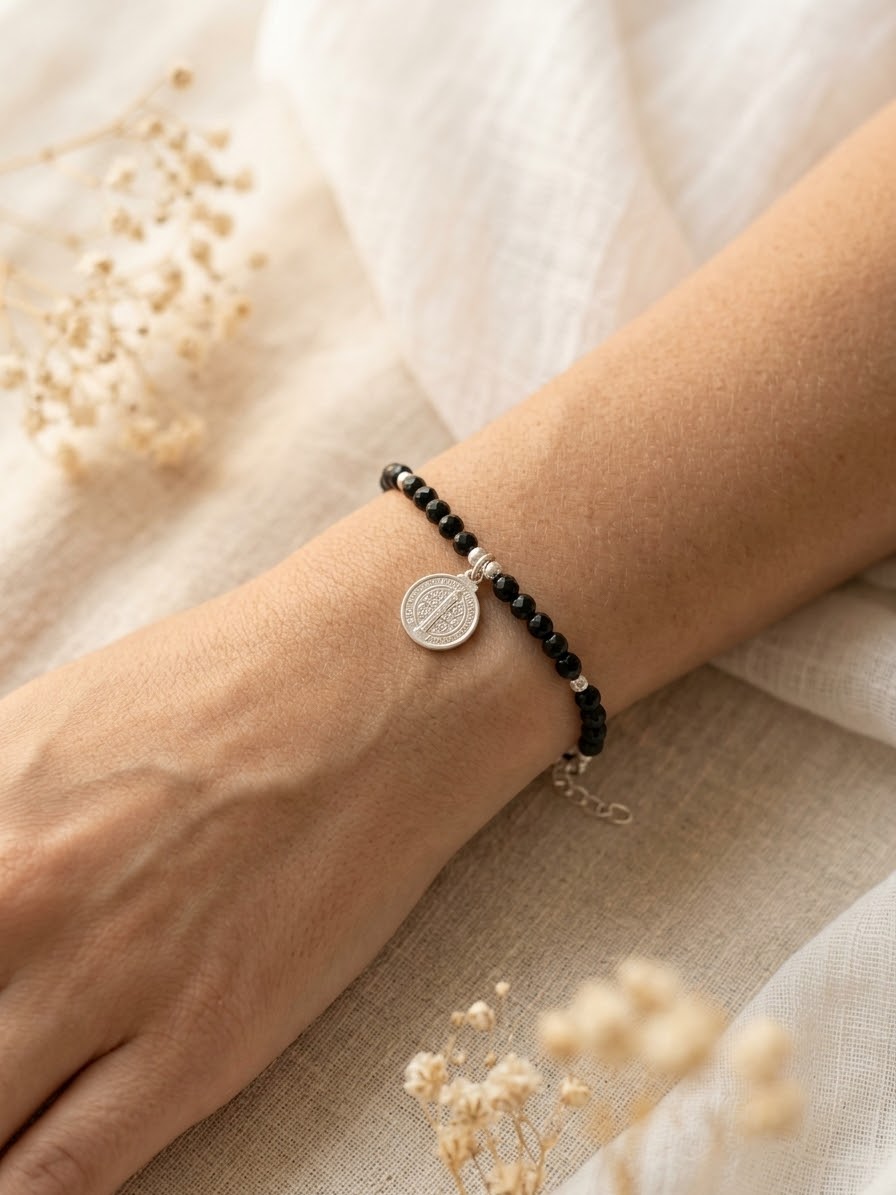 Pulsera “Protección San Benito” piedra Obsidiana. Enchape de Plata 950