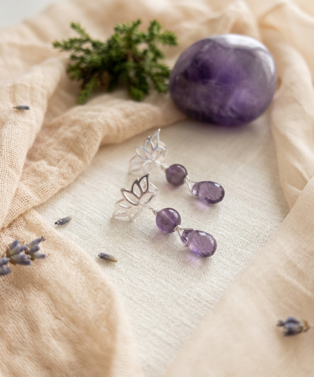 Aros Flor de loto en piedra Amatista con energía de protección