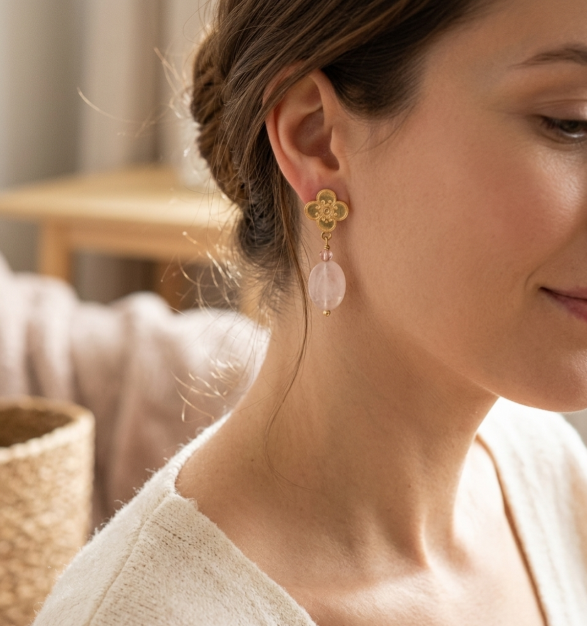 Aros "Flor del Amor"con piedra Cuarzo Rosa. Enchape de Oro 18k