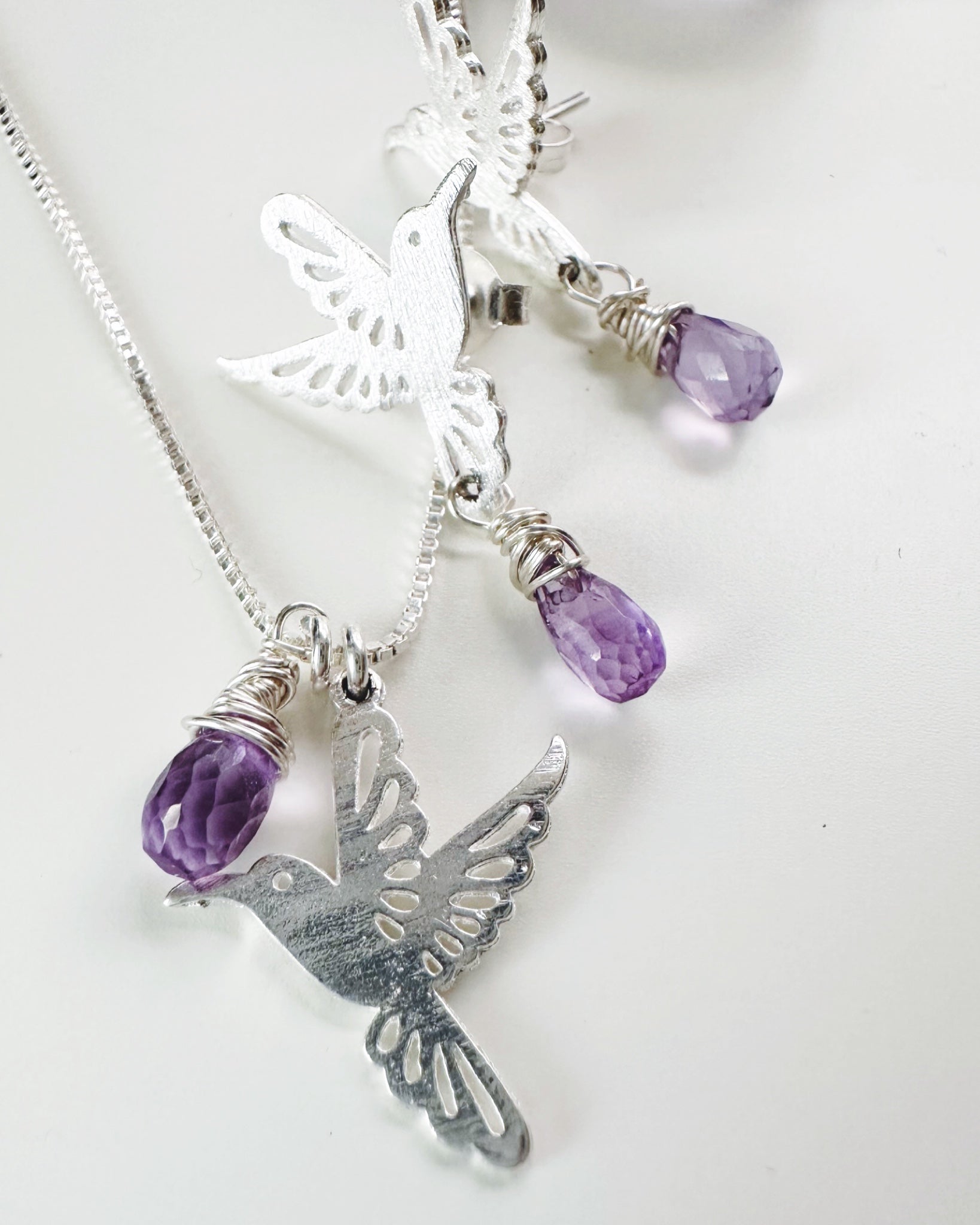 Conjunto Colibríes en Amatistas. Incluye significado y packing para regalo