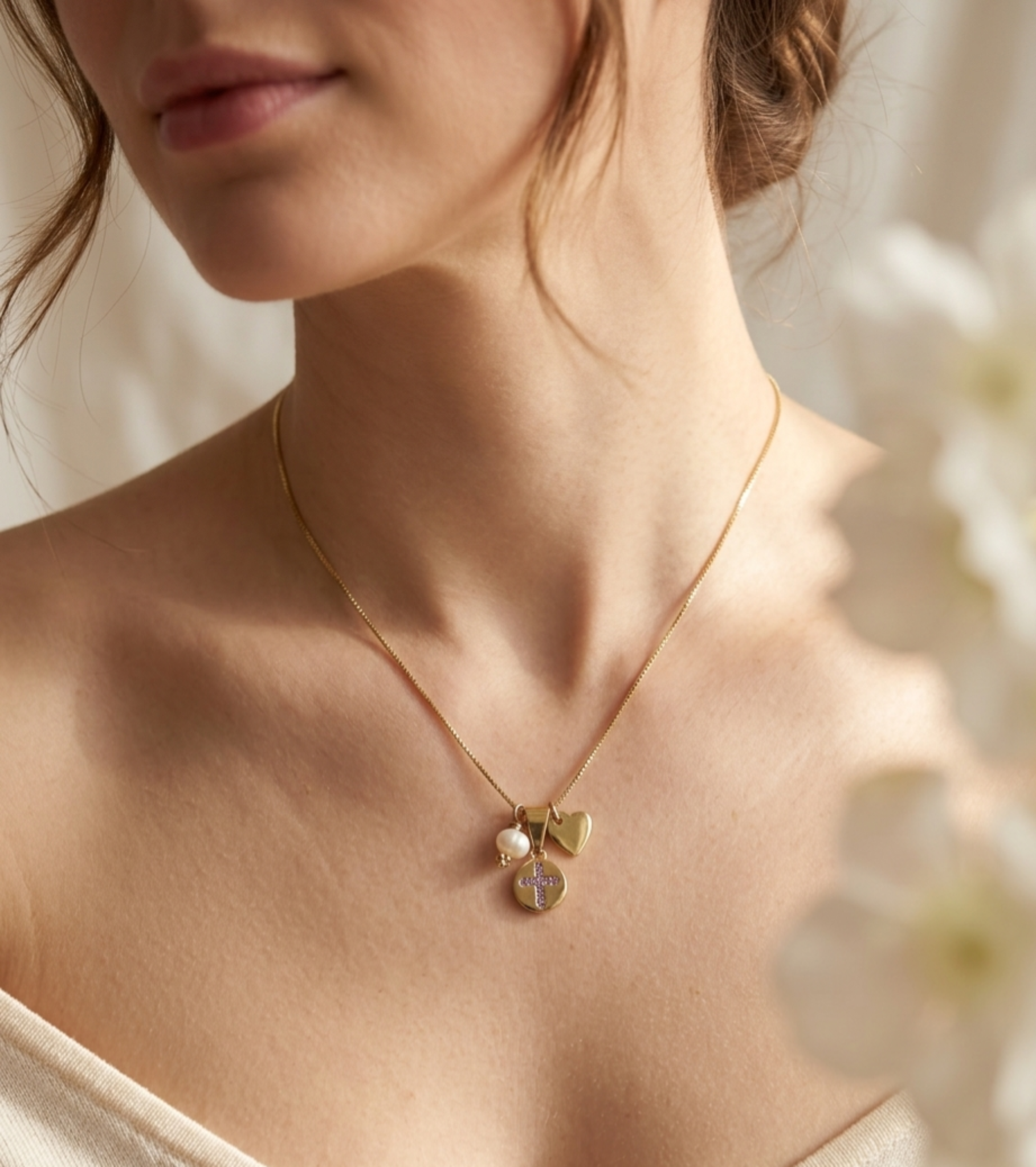 Collar cruz de Cristo en circones y perlita natural. Incluye mensaje especial y packing para regalo