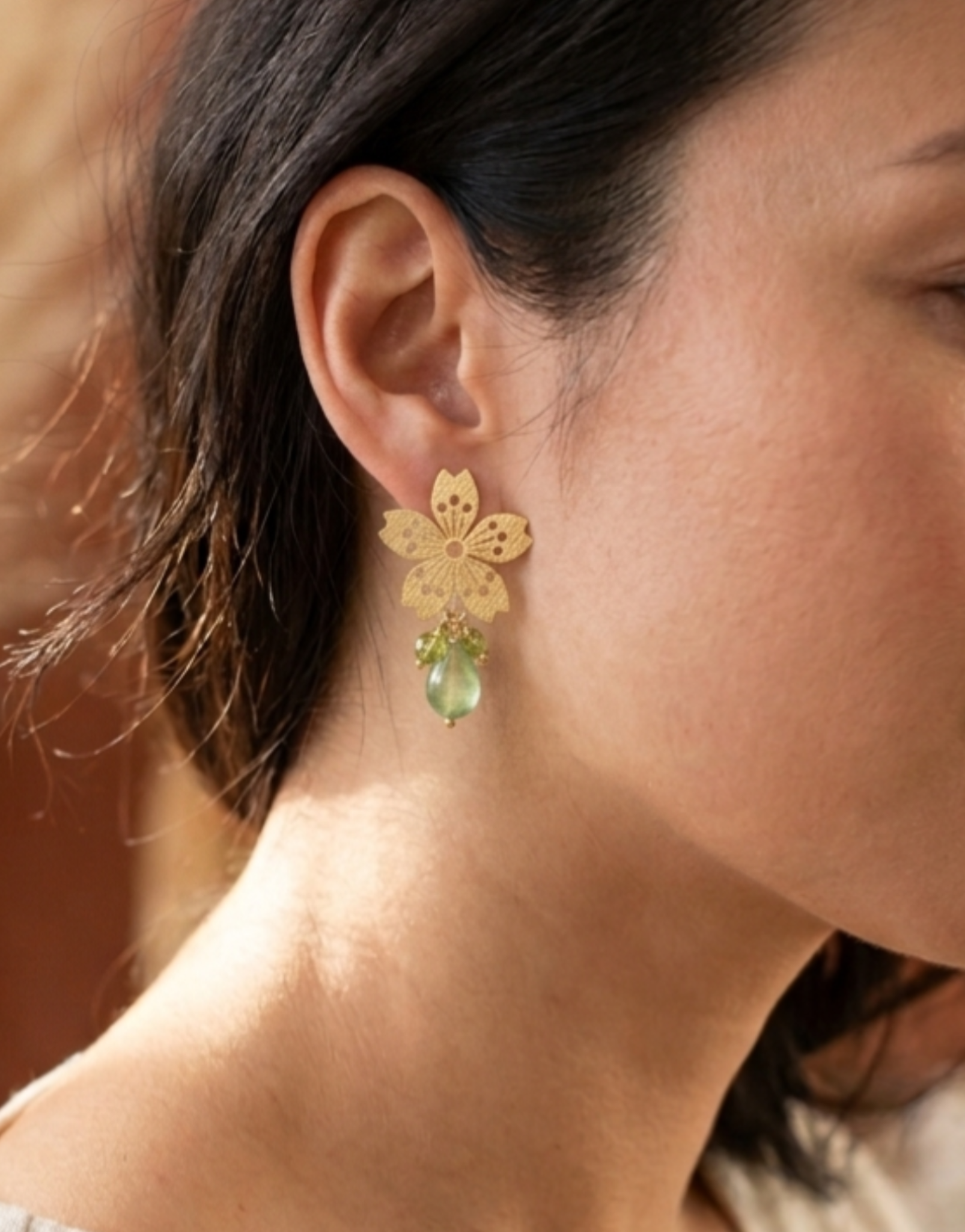 Aros de flor con Piedras Verdes naturales "Flor de Armonía"