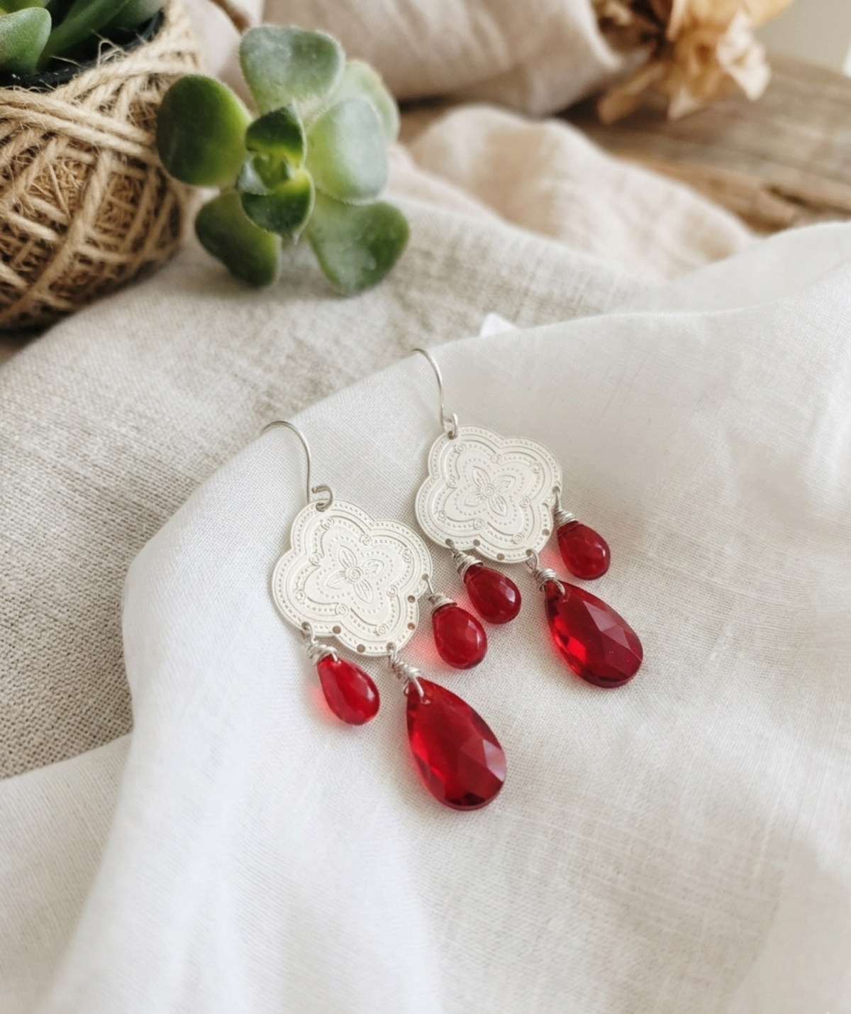 Aros con cristal rojo “Pasión”. Enchape de Plata 950