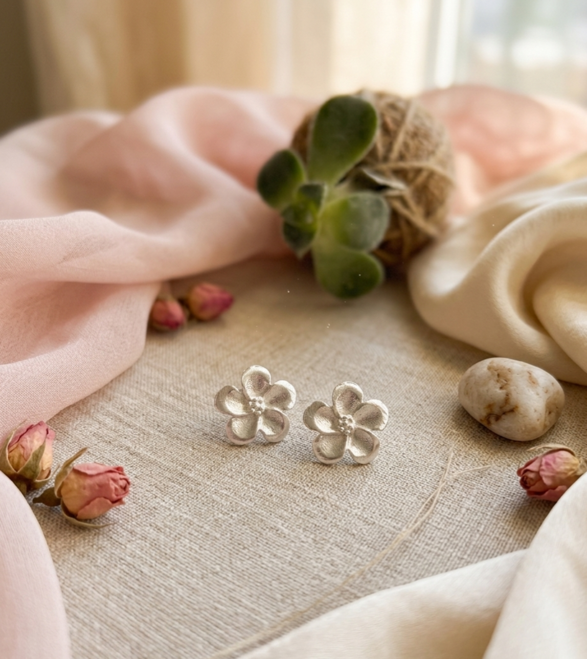 Aros “florece” en flores apegadas. Enchape de Plata 950