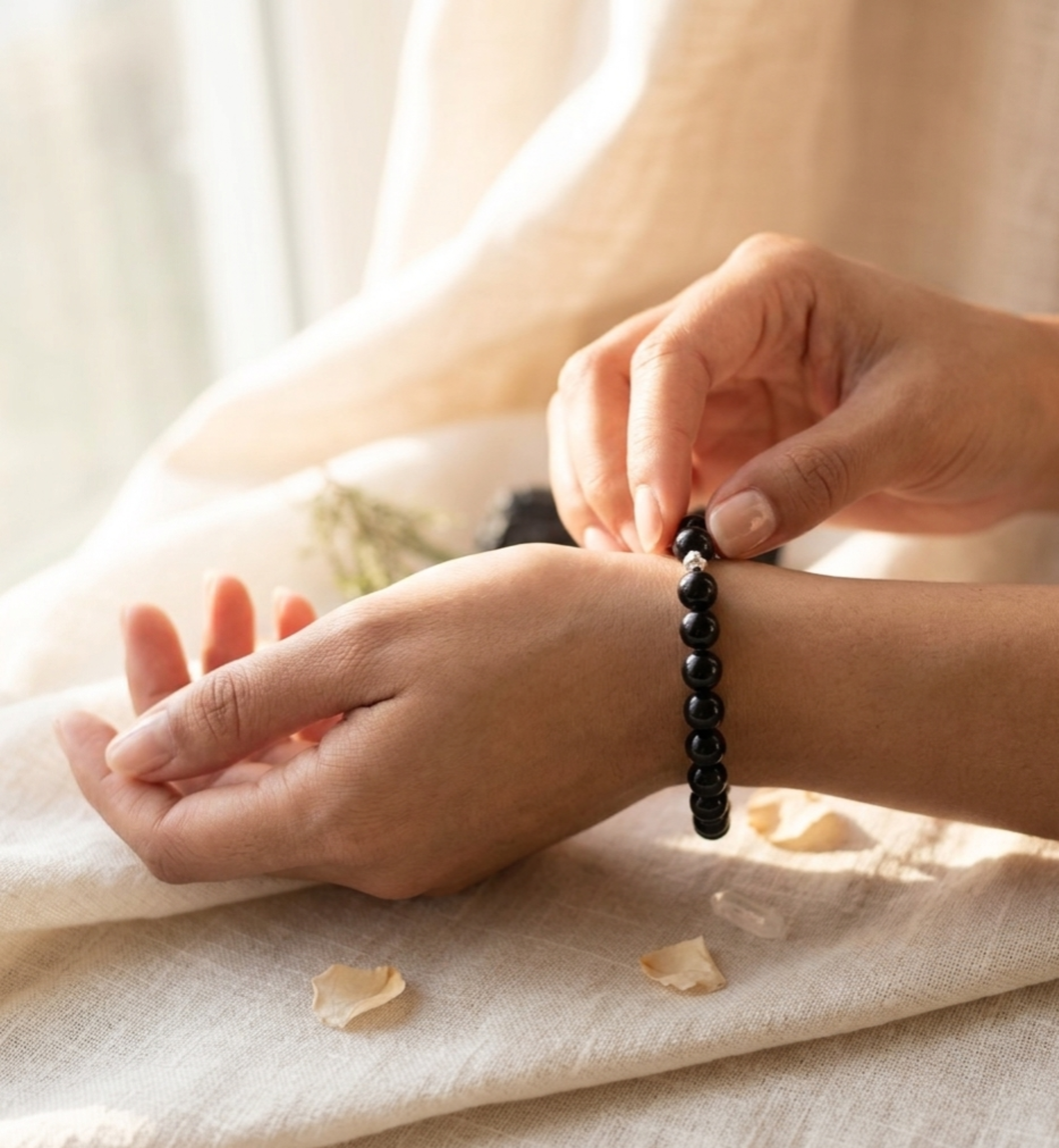Pulsera “Fortaleza” en piedras de turmalina negra.