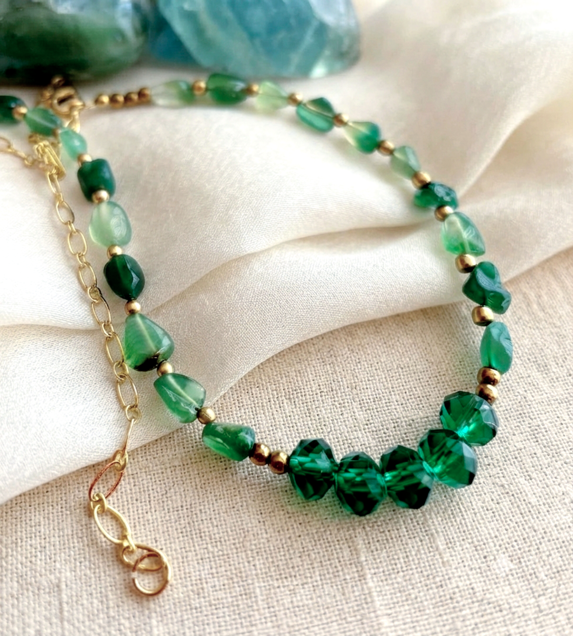 Collar "Alma en equilibrio" en piedra de  Ónix Verde. Enchape de Oro 18k