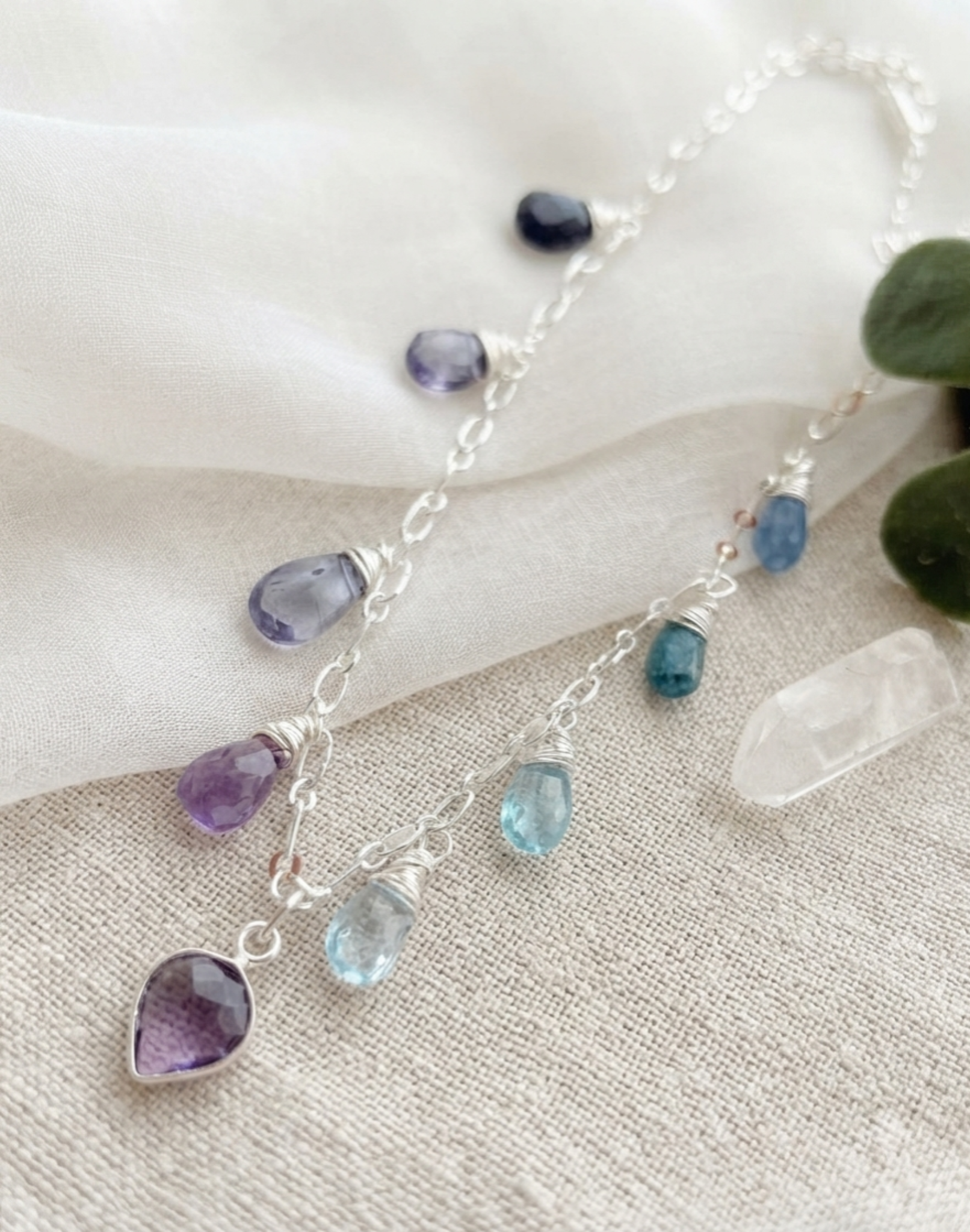 Collar "Reflejos del alma" mix de piedras naturales en tonalidades violeta y azuladas