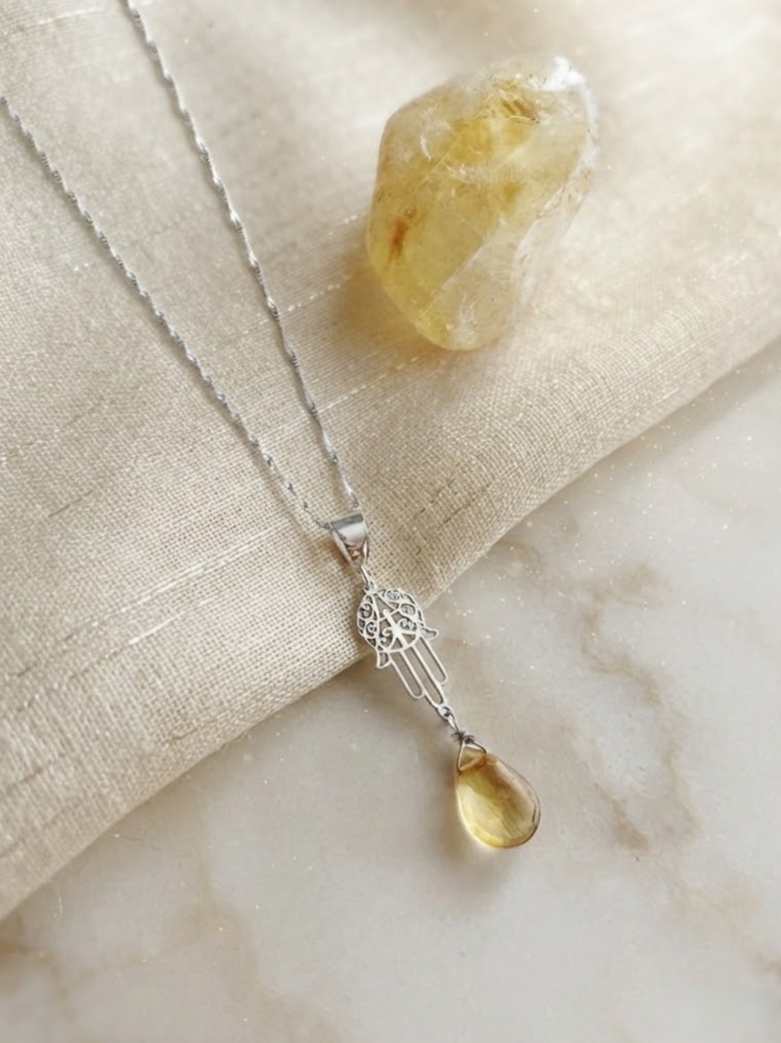 Collar “Luz de prosperidad” Mano de Fátima con Cuarzo Citrino. PLATA 925