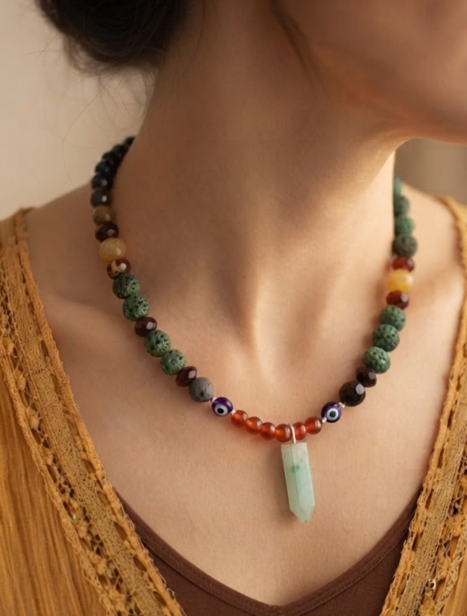 Collar “Prosperidad” en piedras naturales y colgante de Cuarzo Verde. Enchape de Oro 18k