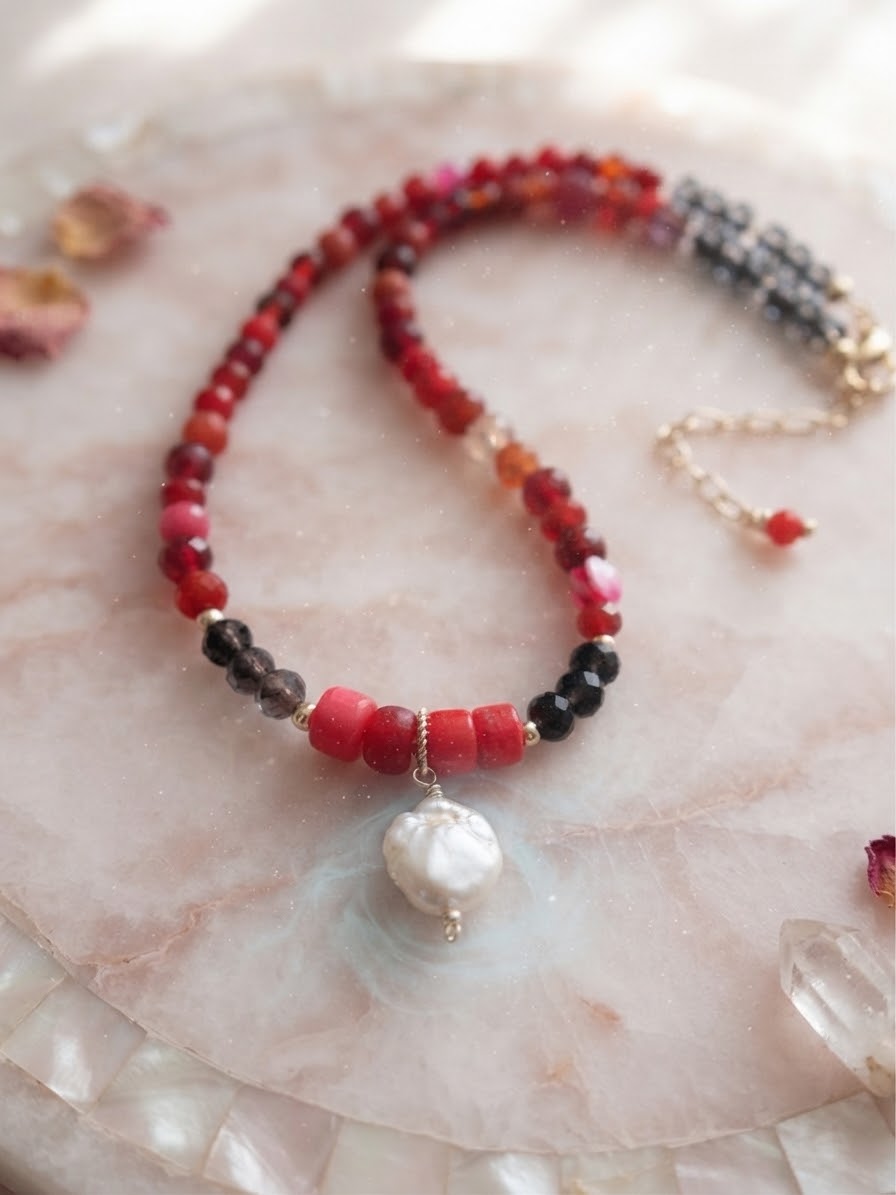 Collar "Coraje" en piedras Cornalina, Coral Rojo y Ágatas Rojas. Enchape de Oro 18k