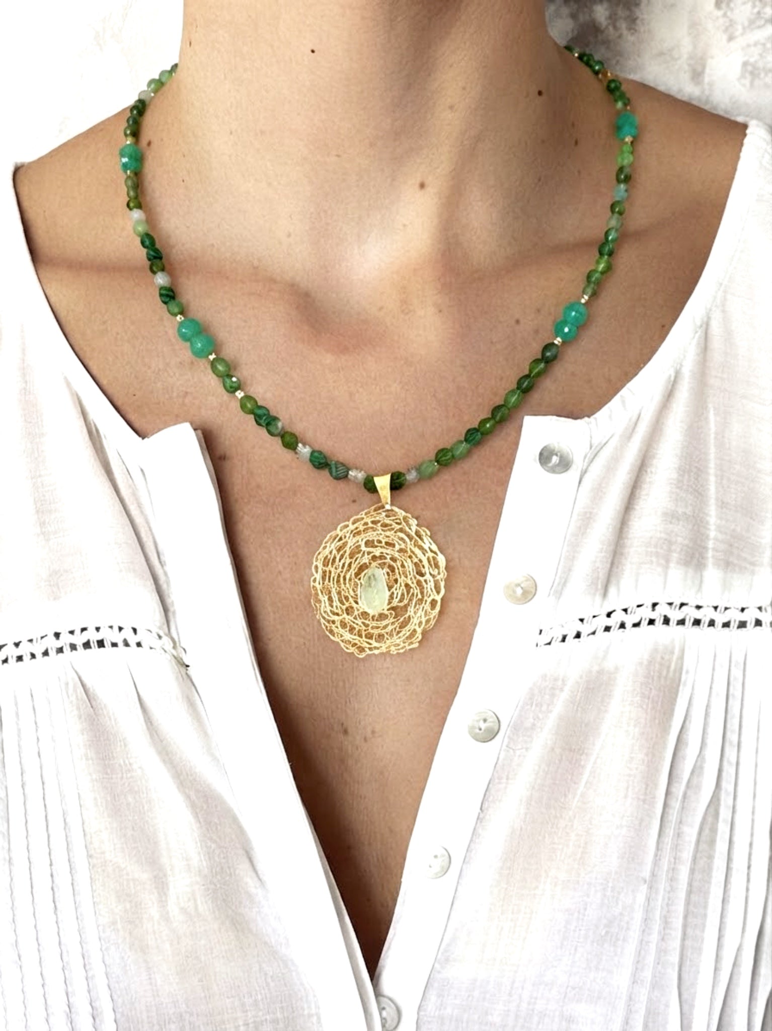 Collar “Esperanza y Calma” en piedras naturales con centro de Prehnita. Enchape de Oro 18k
