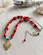 Collar "Fuerza Vital" de piedra Coral Rojo. Enchape de Oro 18k