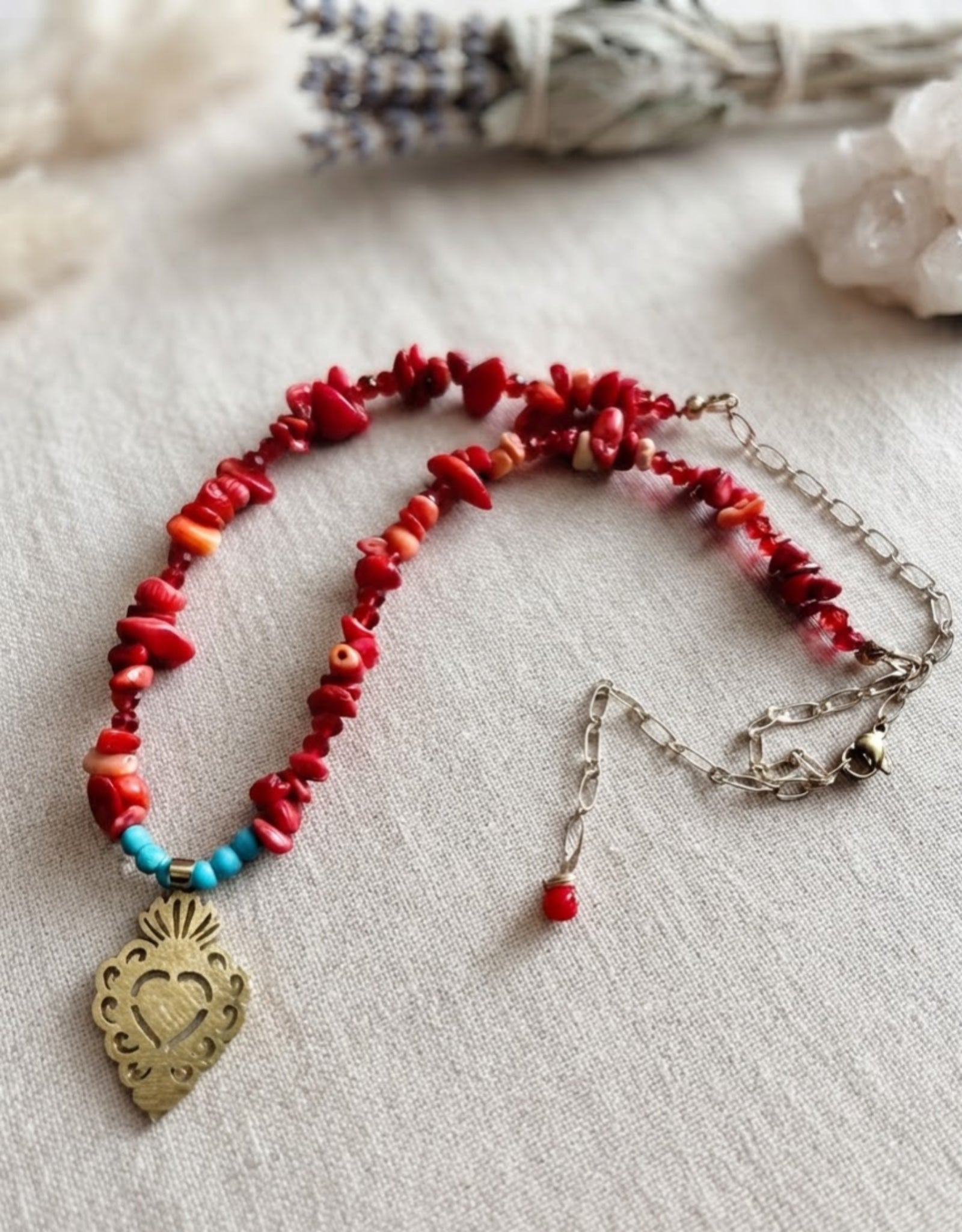 Collar "Fuerza Vital" de piedra Coral Rojo. Enchape de Oro 18k