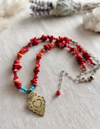 Collar "Fuerza Vital" de piedra Coral Rojo. Enchape de Oro 18k