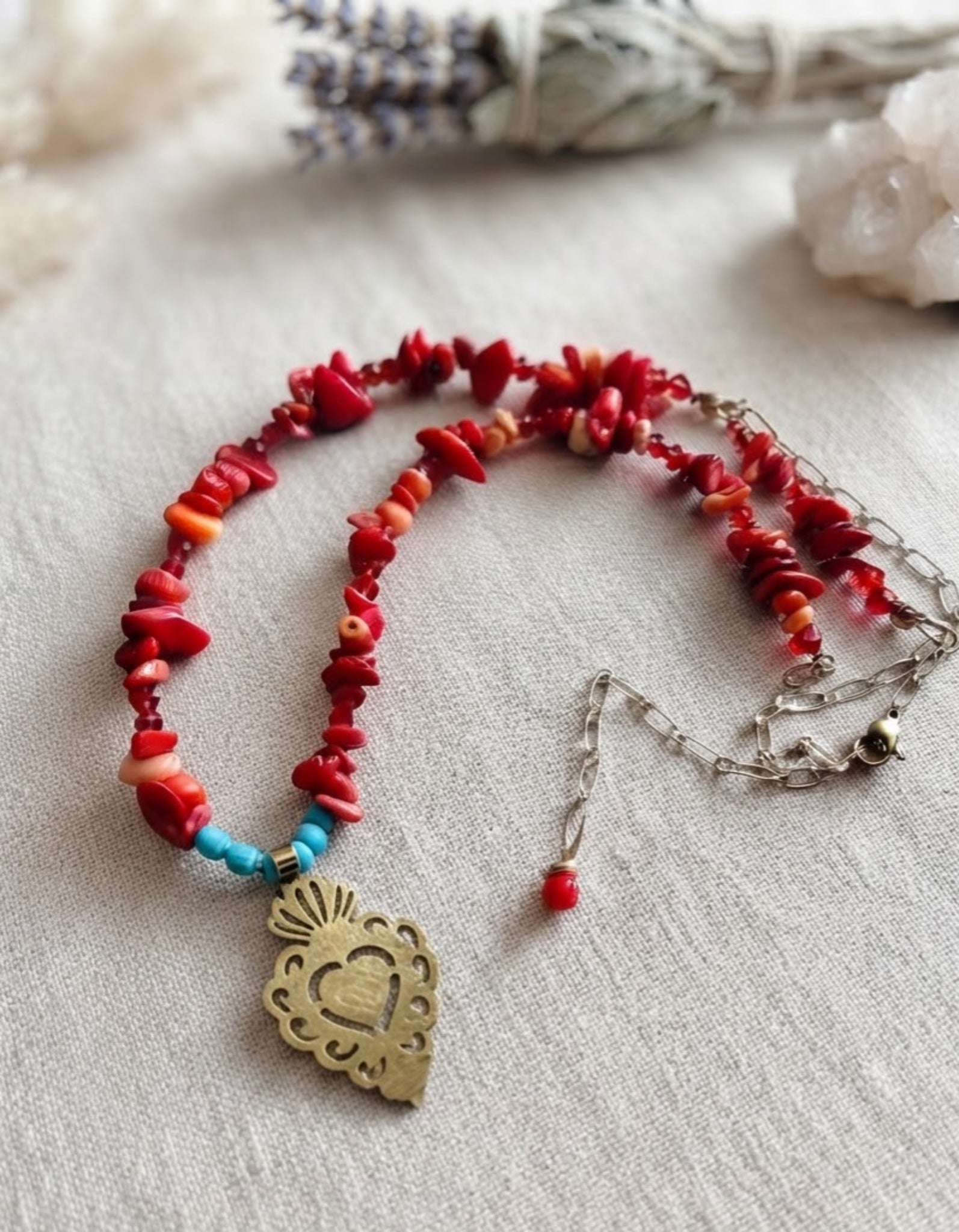 Collar "Fuerza Vital" de piedra Coral Rojo. Enchape de Oro 18k