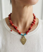 Collar "Fuerza Vital" de piedra Coral Rojo. Enchape de Oro 18k