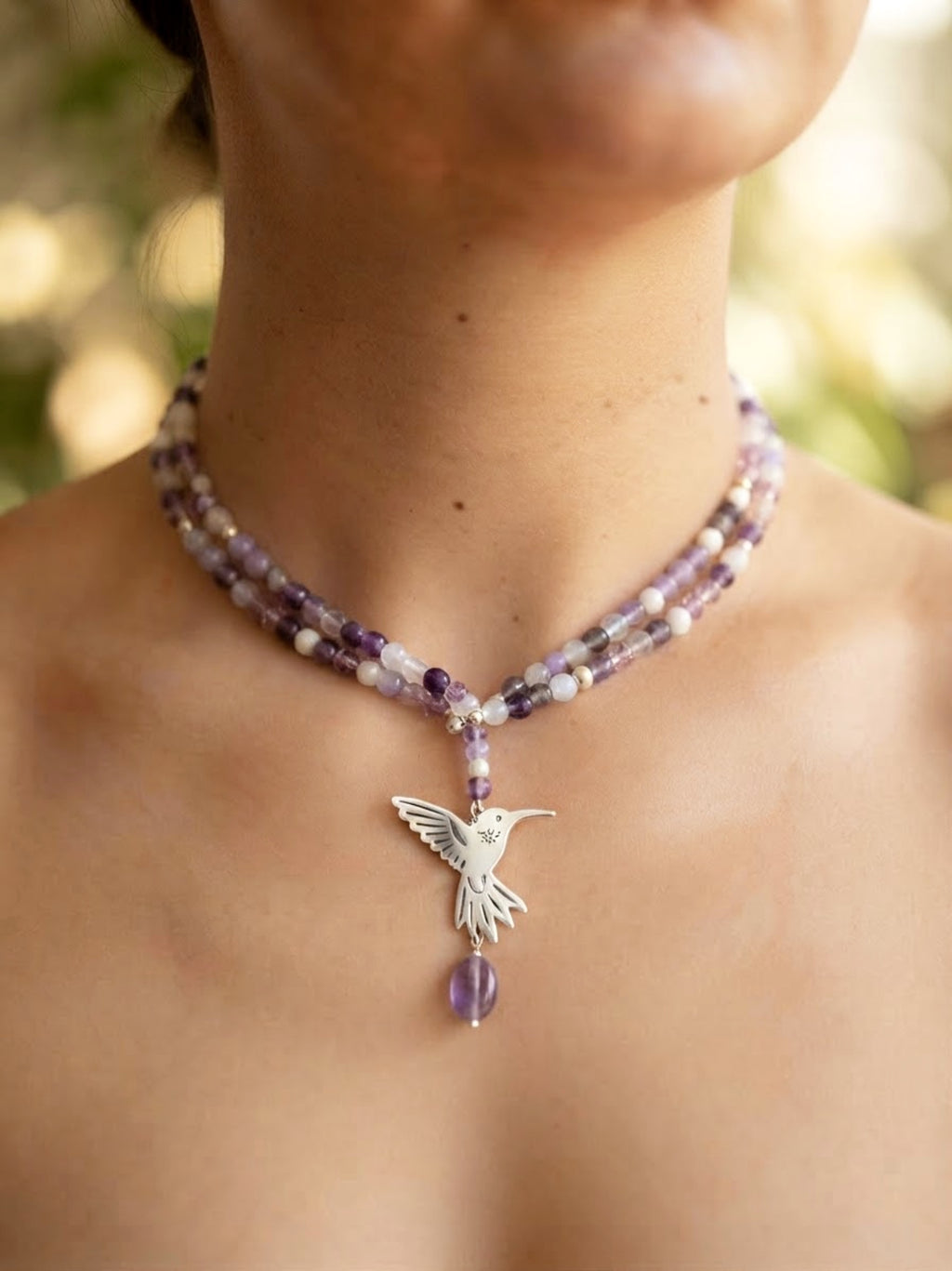 Collar largo “Alma de colibrí” en piedras Amatistas y mix de cuarzos. Colgante de Colibri en Acero
