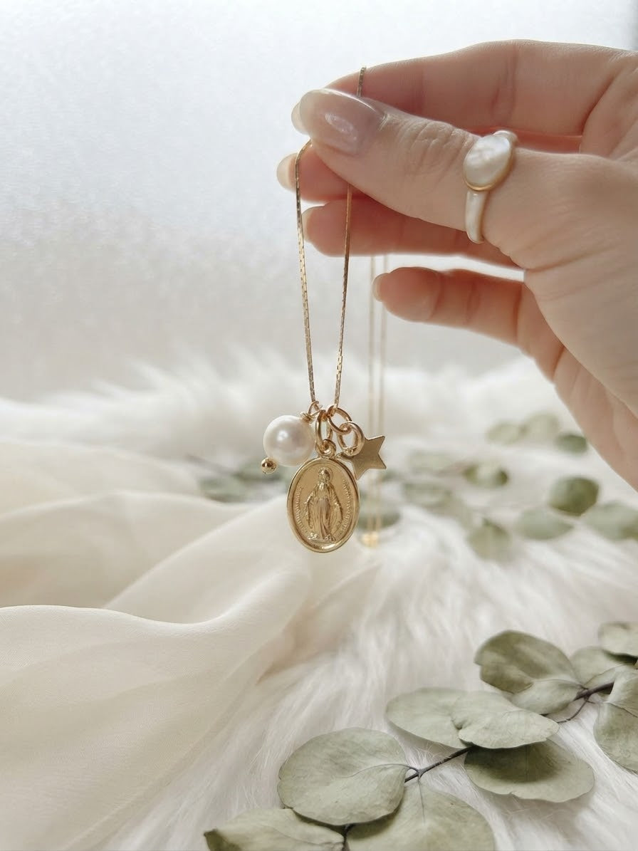 Collar “Mi luz y mi protección” Virgen de los Milagros con perla natural. Enchape de Oro 18k