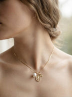 Collar “Mi luz y mi protección” Virgen de los Milagros con perla natural. Enchape de Oro 18k