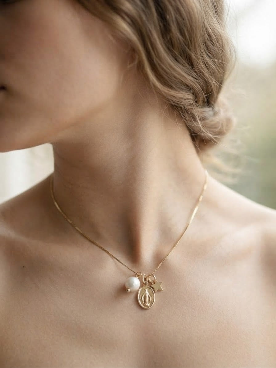 Collar “Mi luz y mi protección” Virgen de los Milagros con perla natural. Enchape de Oro 18k