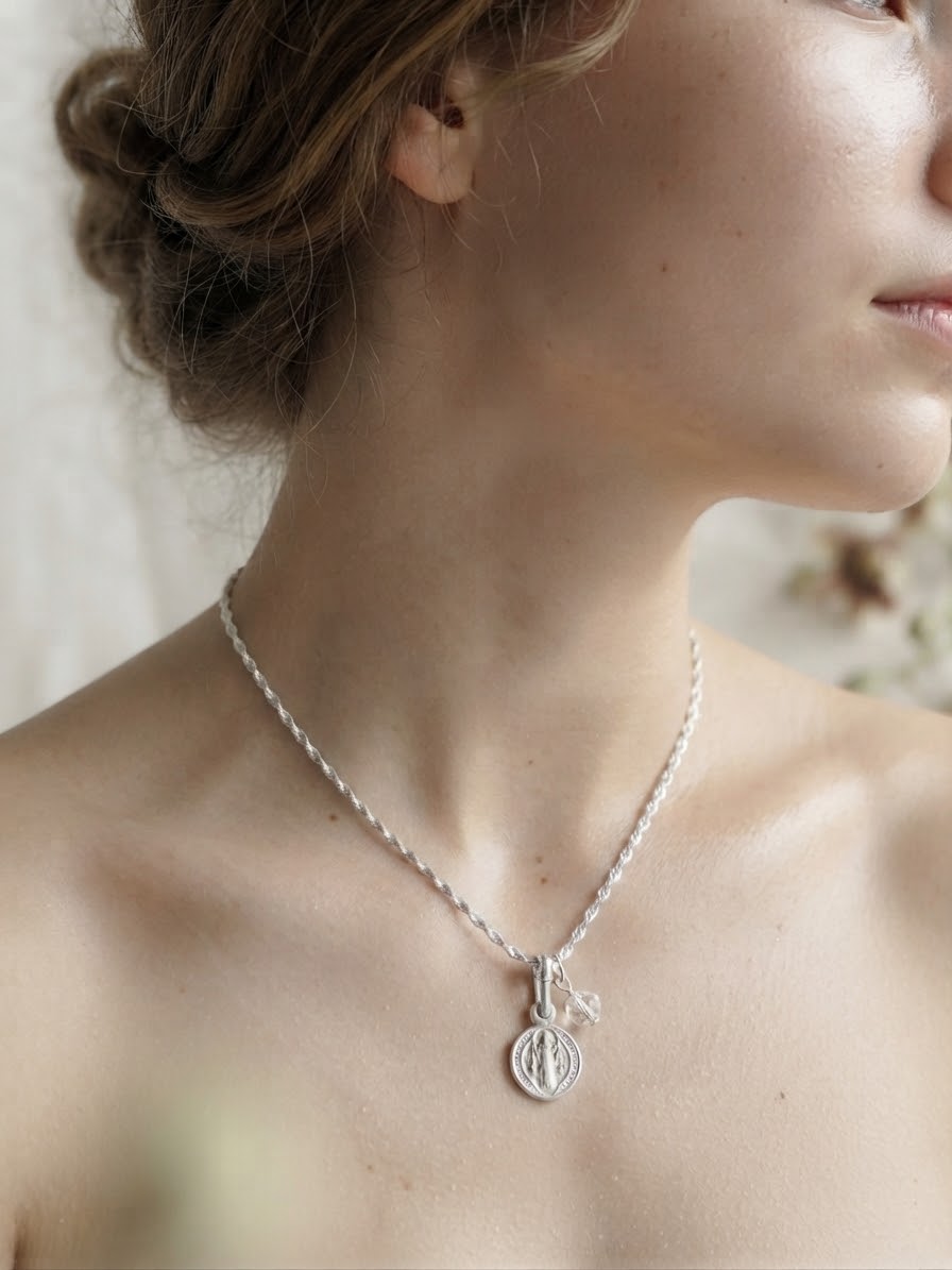 Collar "Protección y Luz" con medalla San Benito. PLATA 925