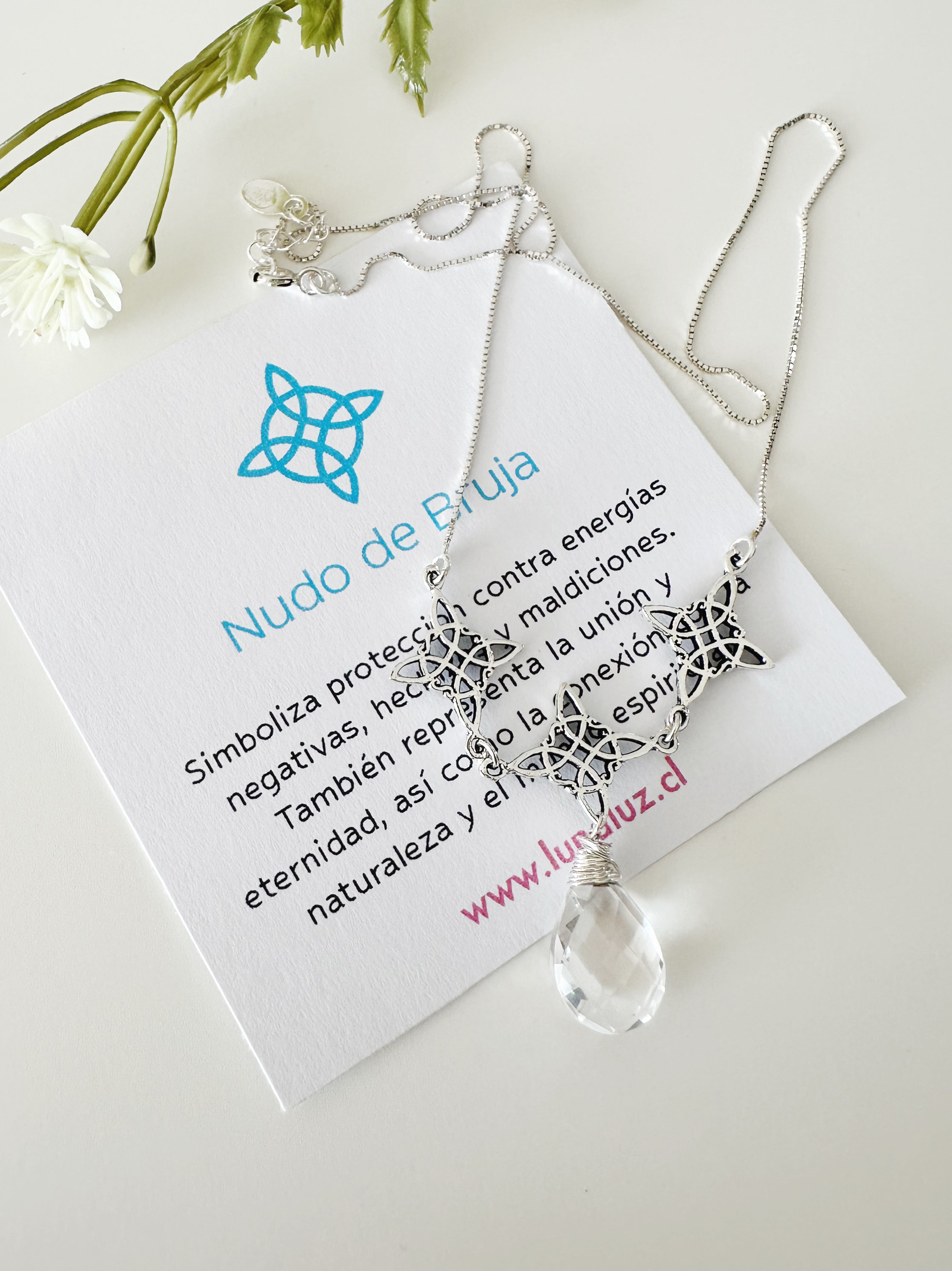 Collar "Protección Ancestral" con Nudos de Bruja y Cuarzo Cristal