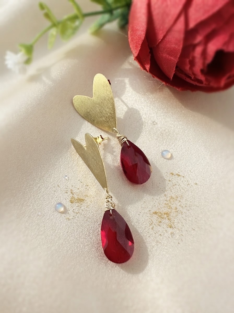 Aros de Cristal Rojo "Amor que Brilla". Enchape de Oro 18k