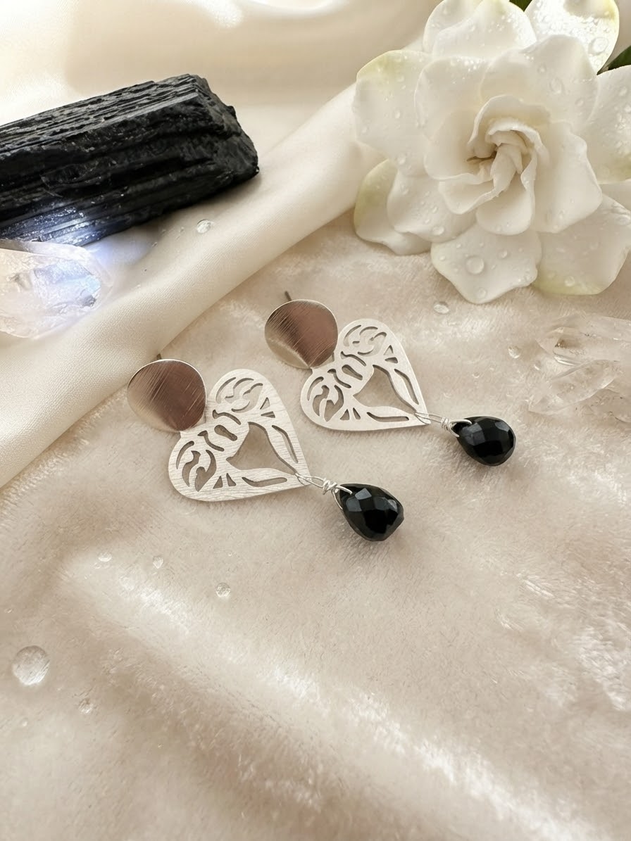 Aros de Ónix Negro "Corazón Fuerte". Enchape de Plata 950