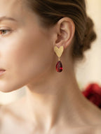 Aros de Cristal Rojo "Amor que Brilla". Enchape de Oro 18k