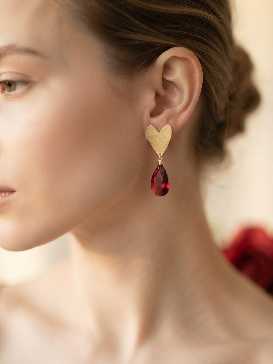 Aros de Cristal Rojo "Amor que Brilla". Enchape de Oro 18k