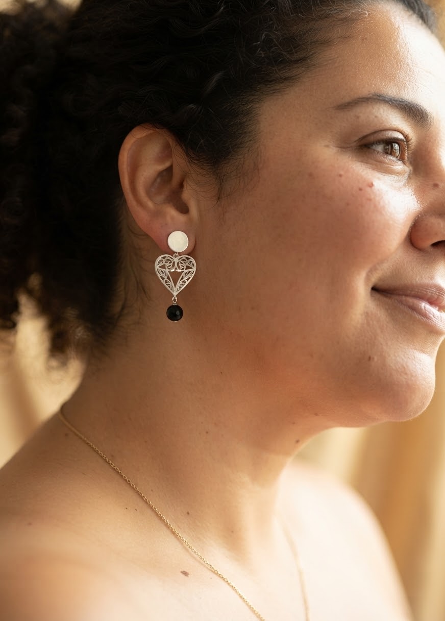 Aros de Ónix Negro "Corazón Fuerte". Enchape de Plata 950