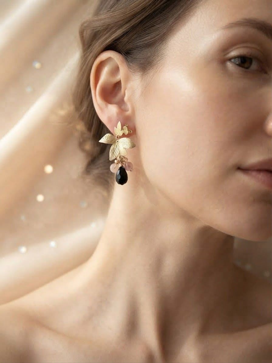 Aros de Ónix Negro "Fuerza que Florece". Enchape de Oro 18k