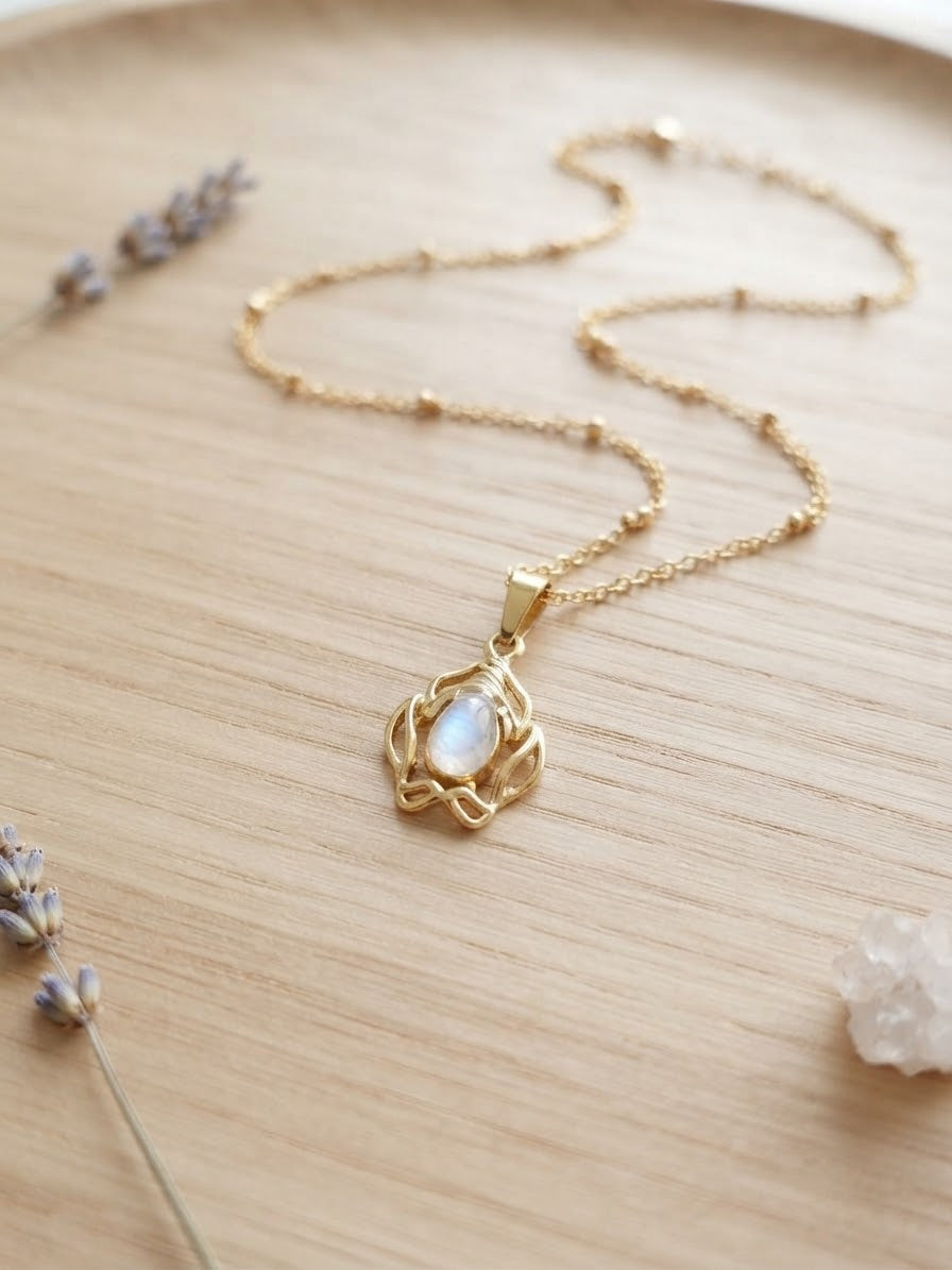 Collar "Un nuevo comienzo" en piedra natural de opalo etíope. Enchape de Oro 18k